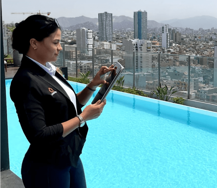 Administradora Housing SAC supervisando edificio en Lima