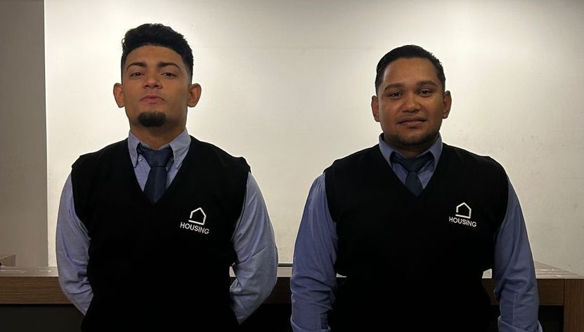 Personal de recepción Housing SAC en edificio de Lima